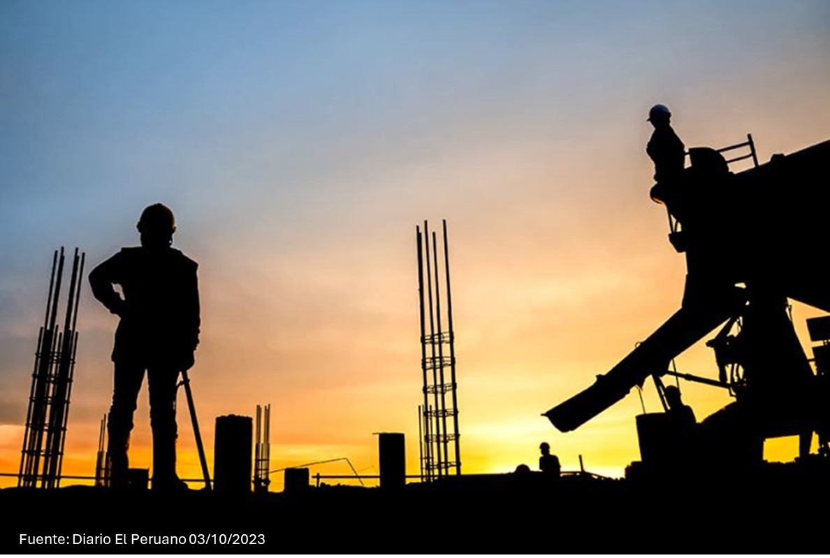 vista de dos trabajadores de obra en una construcción con fondo de atardecer